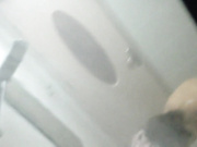 窗户缝隙偷拍长相清纯的妹子用中药水洗逼 不知道是不是房事过多