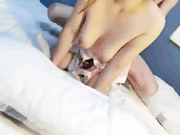 风骚大奶人妻被两个大哥玩弄口交揉奶鸡蛋塞逼