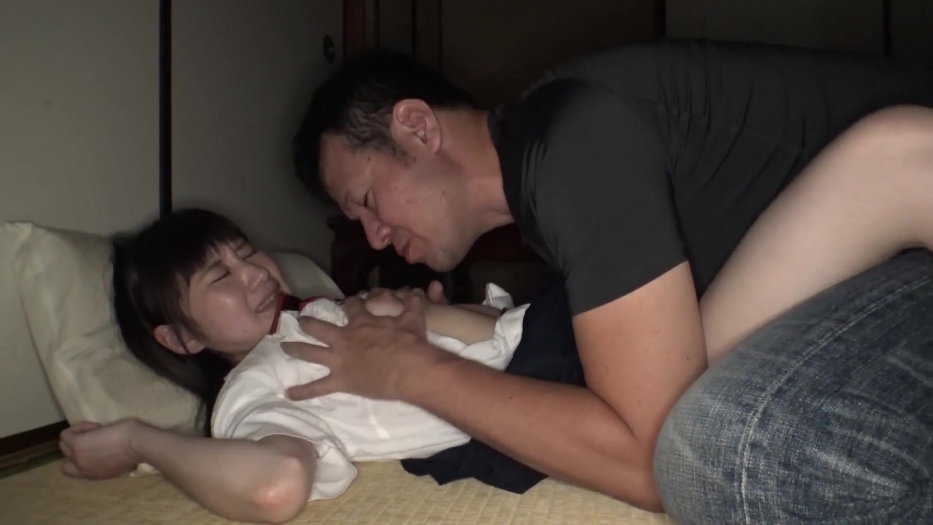 [SUJI-218] 近所のおじさんや新しいパパ、まさか背の大きい知らない男の人に連れ去られレ●プされるパイパンロ●―タ ゆめ - 4of5