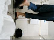 精品推薦 某高校公共女廁全景拍攝各式美女如廁 貌似有個來月事的氣質眼鏡妹子下面毛毛非常濃密～1080P高清