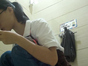 某大型商場公共衛生間拍攝到的各式美女少婦如廁 有個丸子頭的小姐姐逼逼肥嫩尿超級多 1080P高清