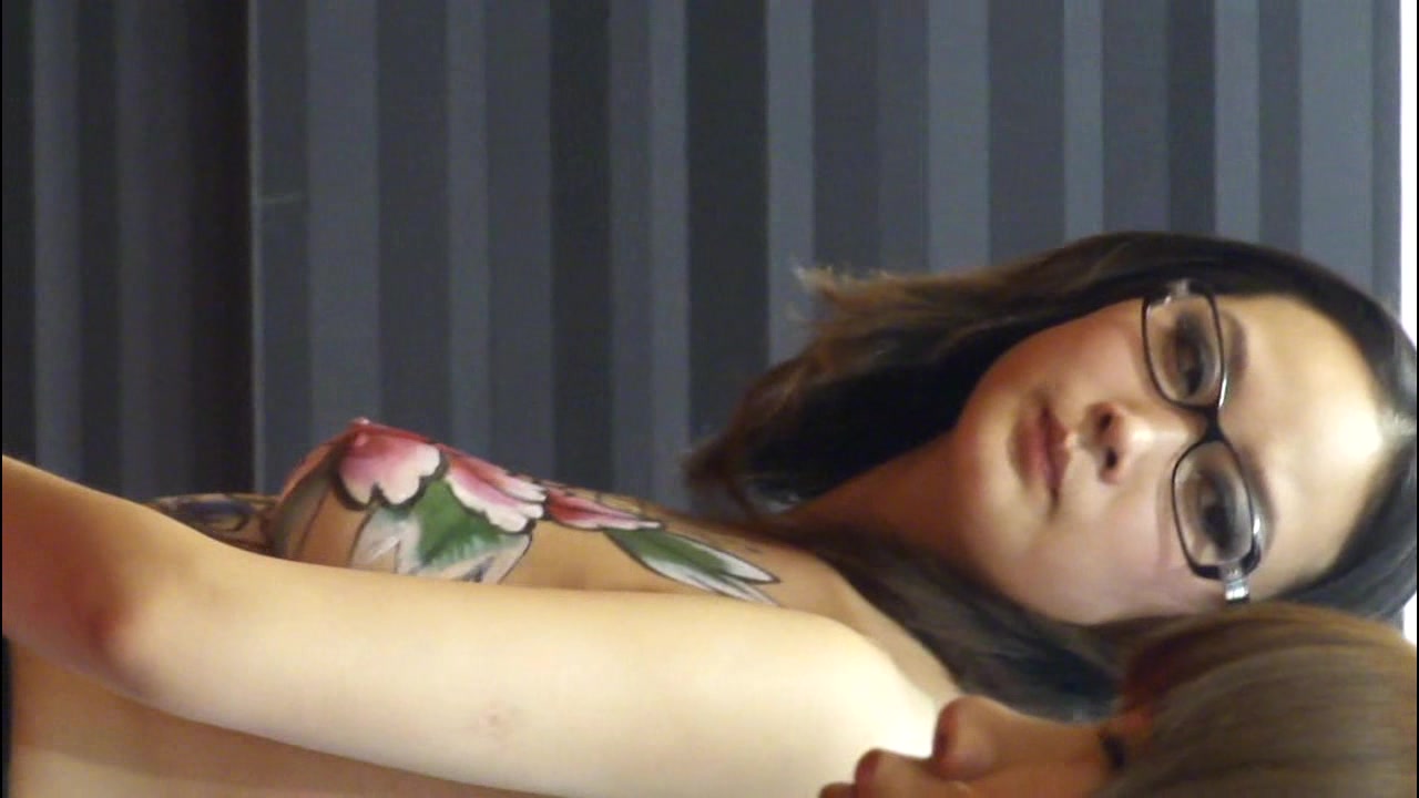 广场上两个妹子光着上身做彩绘模特,发现我在拍她愤怒的瞪着我