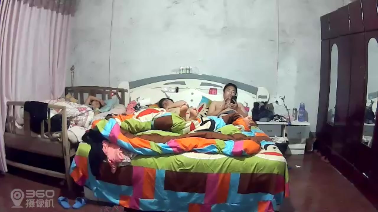 居家攝像頭黑客破解拍攝到的寂寞小夫妻日常過性生活 貌似好久沒操了有點饑渴 露臉高清