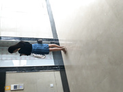 某寫字樓公共衛生間拍攝到的藍裙白絲高跟美艷少婦主編如廁噓噓 兩片肥唇張開露出粉嫩陰蒂誘惑十足 露臉高清