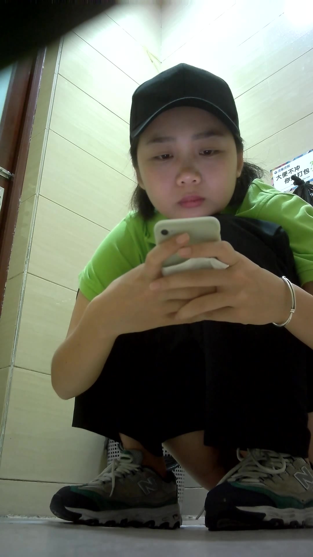 某商場公共女廁拍攝到的各式美女如廁 貌似有個剛出來工作的妹子還未開苞啊 1080P原版高清