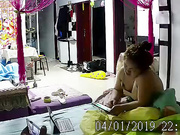 居家攝像頭破解拍攝到的小夫妻啪啪過性生活 豐滿大奶老婆等老公玩了把“吃雞”後上位猛搖 露臉高清