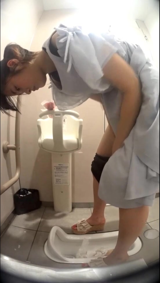 某站最新流出-商業街購物廣場公共女廁雙視角偸拍各式氣質美女如廁 有個馬尾辮妹子來大姨媽用了好多手紙 露臉高清