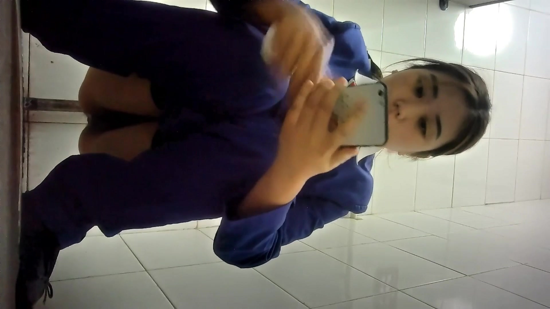 全景廁拍電信公司營業部員工尿尿 連制服都沒穿貌似是新來的實習小妹 1080P高清