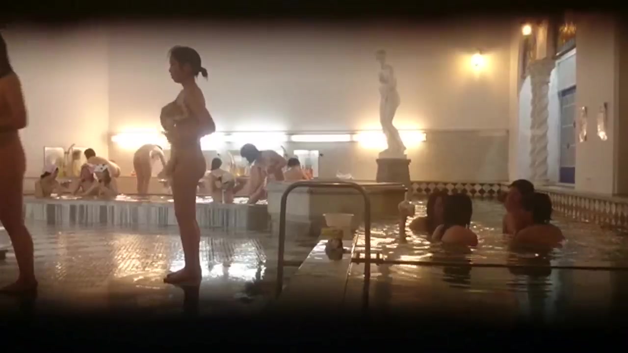 最新流出女偷拍客針孔攝像頭偷拍某美容會所洗浴中心大浴池各式美女少婦泡澡 雪白肌膚苗條身材看得讓人欲火焚身 720P高清原版