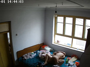 農村民宅網絡攝像頭黑客破解拍攝到的幹瘦小夥與豐滿少婦啪啪過性生活 幹的姿勢很猛貌似是偷情連衣褲都沒脫利索 1080P高清