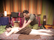 [HEZ-801] 無料体験モニターに騙された人妻隠し撮り 高級タイ古式マッサージで美人妻に中出し！12名3 - 3of5