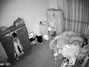 家庭網絡攝像頭黑客破解拍攝到的小夫妻啪啪過性生活 貌似做愛前沖了一杯瑪卡 有點猛啊 露臉高清