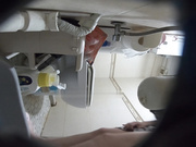 贵在真实，咸湿房东出租房针孔两位姐妹花洗澡，身材都很哇塞，一个奶大一个阴毛多