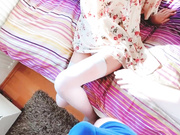 超嫩极品身材00后美少女 趴窗边翘起小屁屁迎接大肉棒进入 大长腿长筒白丝又纯又欲，如玉般的身体 酥到骨头里！