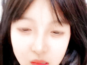 七彩源源一个人发骚诱惑，全程露脸大秀直播，揉奶玩逼看特写，跳蛋玩阴蒂道具抽插小骚逼，淫水多多呻吟可射