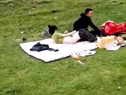 真是损友呀，坏人好事！情侣户外草坪盖着被子做爱寻求刺激，谁知虎逼朋友，过来掀开就跑，美女的阴毛好旺盛！