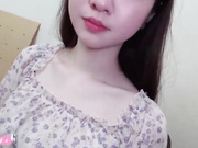 超甜美可爱圆脸19岁萝莉 白皙紧致的身材，腼腆害羞，不敢大声叫出来，还很拘谨