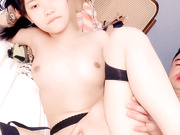 两个无毛逼风骚姐妹花呗大鸡巴哥轮流爆草，全程露脸乖巧听话让纹身大哥压在身下爆草蹂躏，浪叫呻吟不止真骚