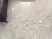 【绿帽淫妻性生活】约上兄弟一起操欲求不满的老婆，下楼买瓶水的功夫他们已经干起来了，还没开始操老婆的淫穴已经水流不止