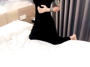 两个风骚小妹的4P生活，酒店被大哥玩弄，一起舔鸡巴全程露脸撅着屁股让大哥道具捅骚逼，各种体位爆草蹂躏