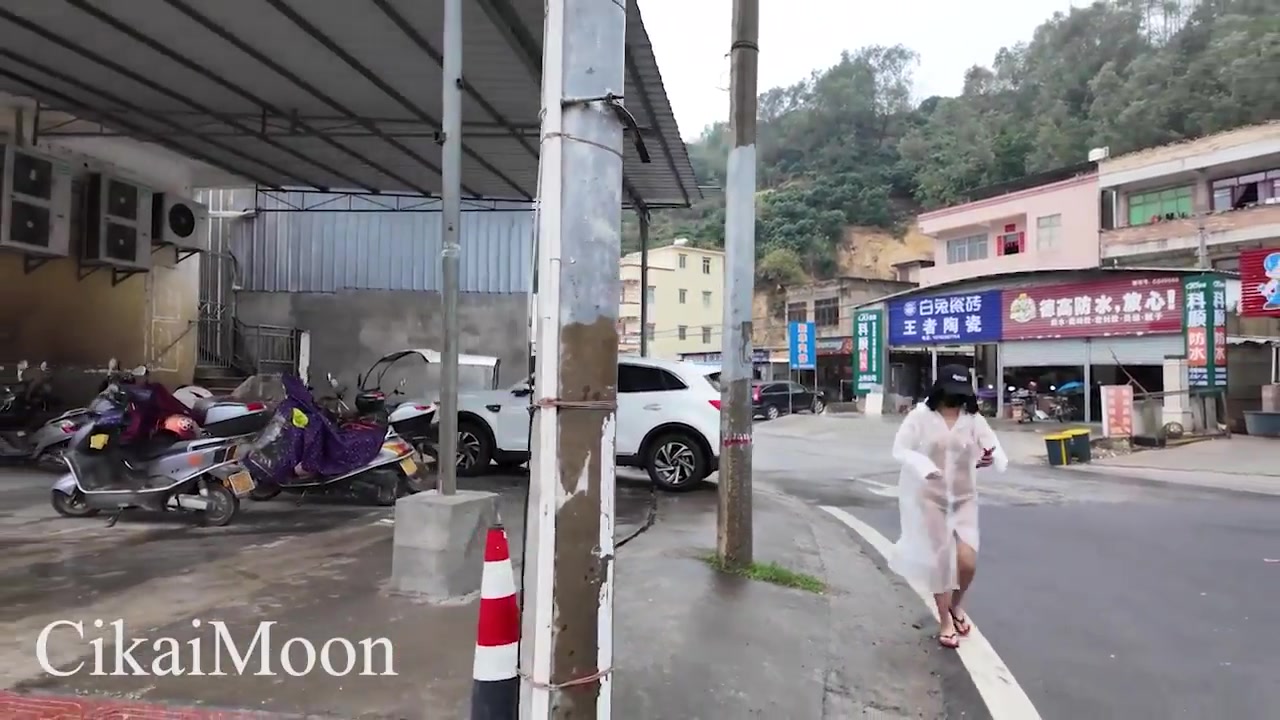 天花板露出狂人御姐【cikaimoon】最新作品，白天大胆露出无视路人，调戏老头大叔