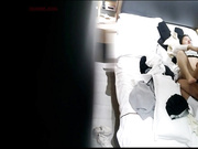 好清纯的一对小情侣 男孩给女生舔的时候 女生还自己拿手机录视频 真是年轻不懂社会险恶