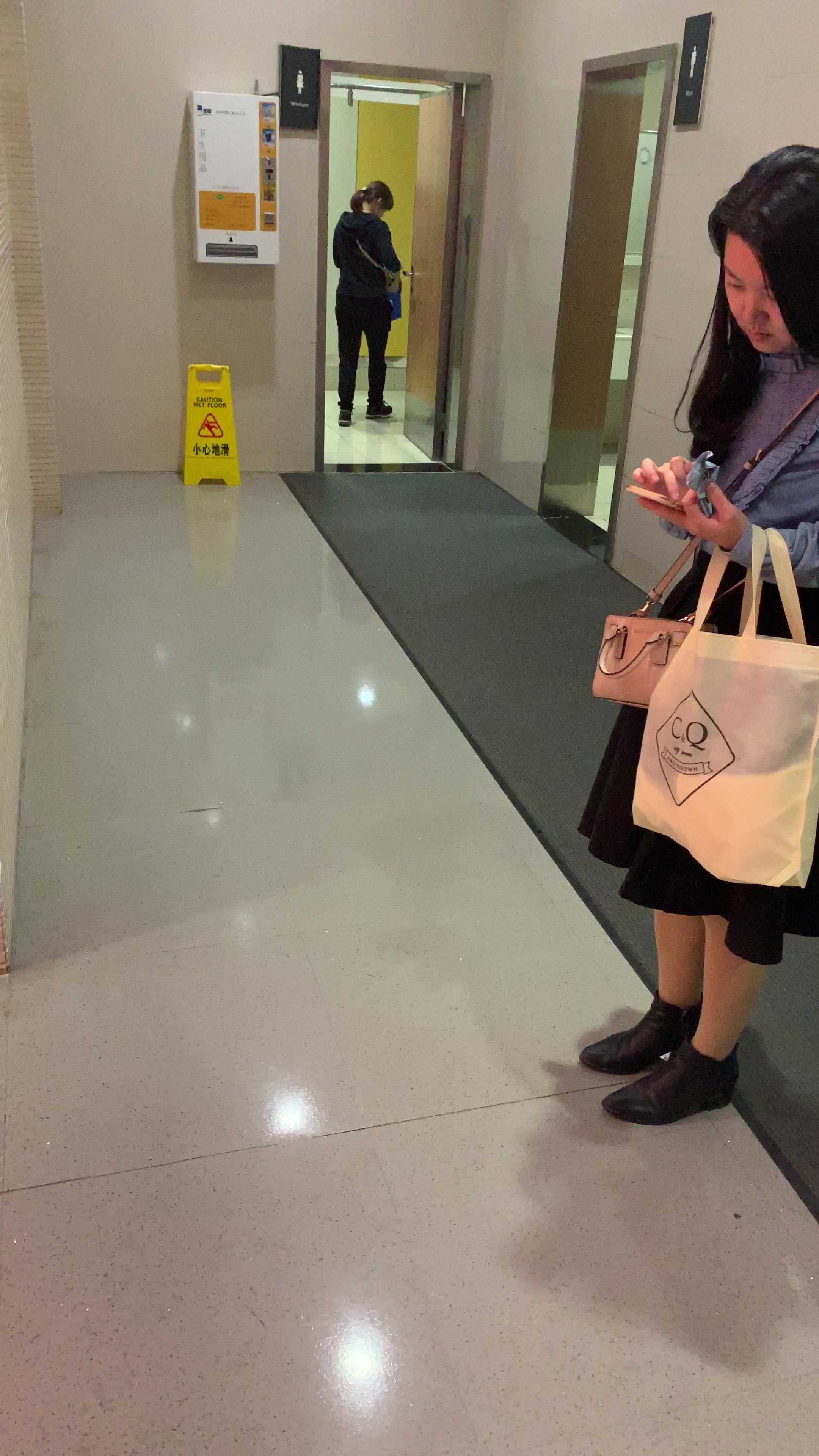 办公楼女厕全景偷拍几位美女职员各种极品肥鲍鱼5