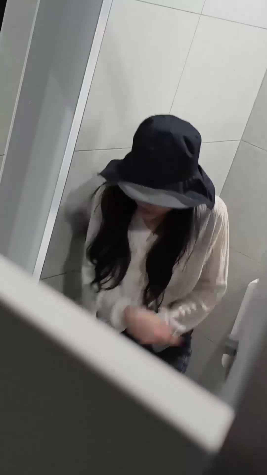 戴帽子时髦女大学生