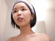HMN-897 家出少女を拾って、ワンルーム合法共同生活ノーハンド中出しSEXで触らないように抵抗したら、家出少女の痴女化がエスカレート ひなたなつ - 1of5