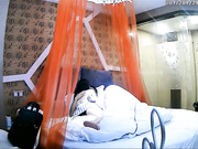 喷血推荐-红帐房偷拍身材苗条性感的女神级超短裙美女衣服还没脱完就被扯掉内裤爆操,狠狠连操了2次!极品美女