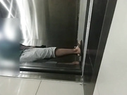 屌丝小混混穿着短裤拖鞋去接穿着性感白领女友下班看周围没有人直接在电梯里啪啪