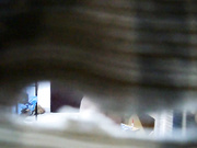 女宿舍窗外偷拍戴吊坠的妹子脱光了站在盆子里洗澡,等了半天就是不转身