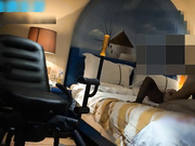 情侣酒店爆操身材样貌很不错的黑丝小美女,干的太猛把美女操爽后说了句：你是不是很久没做了!