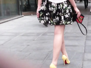 极品闷骚型美女碎花裙黄高跟逛街不穿内裤