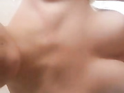 墙上还挂着结婚照的良家小少妇直播洗澡，洗完擦擦逼展示一下好身材