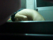 冒死偷窥大学生超清纯妹子 洗澡最后还是被发现了