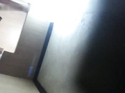 偷窥楼下出租屋新来的租客洗澡年轻貌美身材好