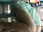 商业街买鞋子的妹子张开双腿试鞋子 门户大开 双腿间的春色美不胜收