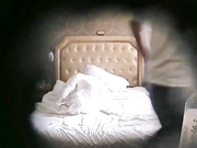 看起来应该是单位中年领导和漂亮的女下属酒店偷偷开房,都这个年纪了还强行搞了2次,最终2个都累倒了!