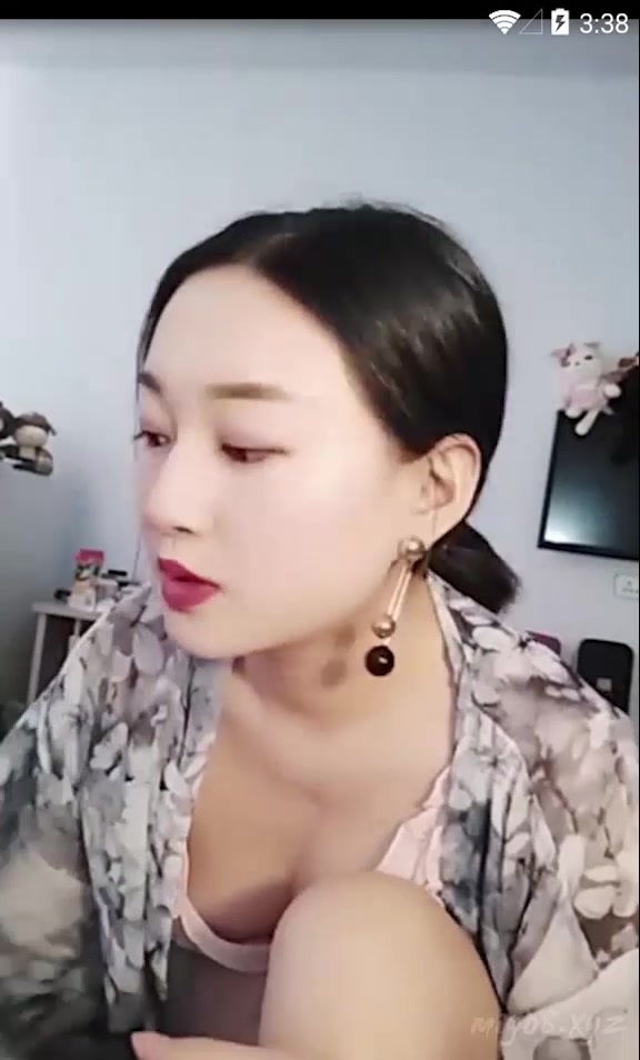 二胡培訓班老師家中果聊兼職,一首二胡版《神話》演奏的還真好聽,再表演紫薇噴水,多才多藝啊