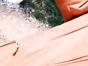 这女90后女主播真够拼的大冷天和包皮炮友景区野战先用农夫山泉消消毒