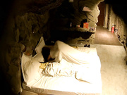 特色小旅馆偷拍大胸眼镜妹和年轻男同事在山洞房激情对白清晰高清无水印