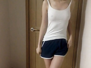 白天睡醒好想远在外地的清纯女友，叫她脱起来给我打飞机，小骚货回去好好调教你这嫩逼