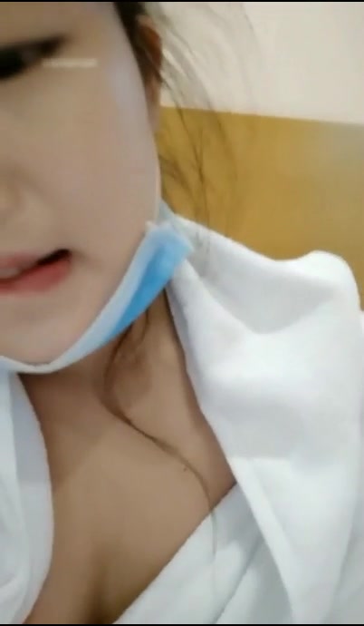 专门玩户外直播的年轻女主播柠檬坐着滴滴酒吧门口守株待兔勾引几个无业小流氓宾馆开房啪啪啪直播对白清晰