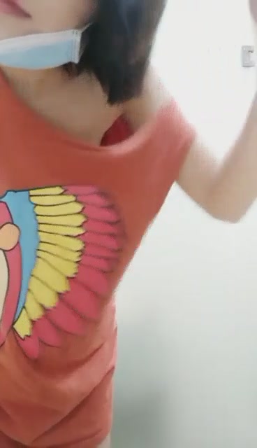 很久没冒泡的萝莉美眉柠檬夜晚出击勾搭两个学生模样小哥开房可惜眼镜哥被电话提前叫走了