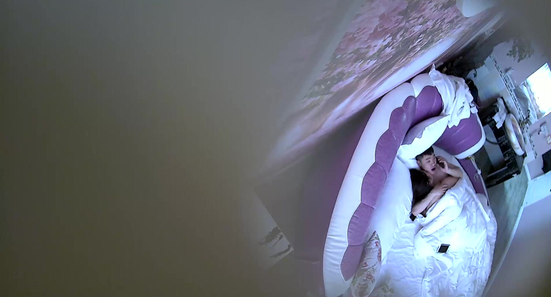 小旅馆大圆床偷拍两对开房的情侣后面那小伙貌似很猛射了骚女一肚皮