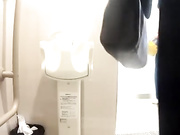 车站公共蹲便双视角偷拍各种类型美眉方便大白屁股又圆又大这镜头太刺激这次好多美女