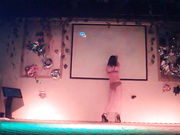 乡村小县城夜总会艳舞团裸舞秀身材还不错的马尾辫舞女各种挑逗看这身手还有两下子1080P超清