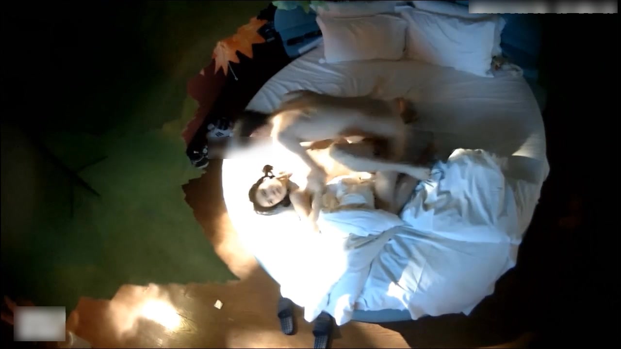 高颜值肤白貌美的小美女酒店私会网友奶子又白又大男的情不自禁躺在怀里吃咪咪后快速抽插,呻吟声都干颤抖了