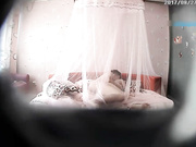 吐血推荐-主题酒店偷拍娇小漂亮的牛仔短裤大学美女被195CM男友来回爆操了5次,个子太高弯着腰还插不进去!